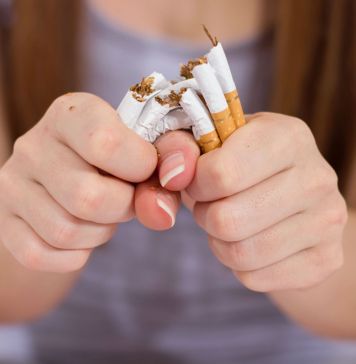 Γυναίκα σπάει στα δύο τα τσιγάρα που κρατά στα χέρια της