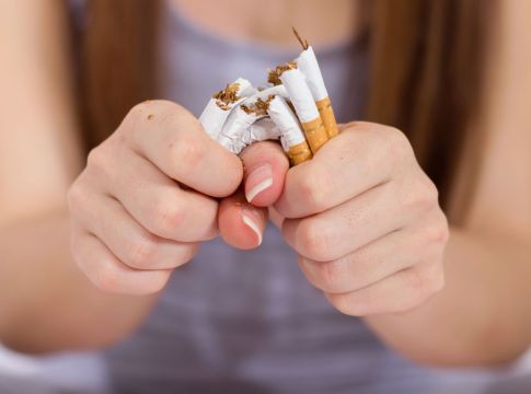 Γυναίκα σπάει στα δύο τα τσιγάρα που κρατά στα χέρια της