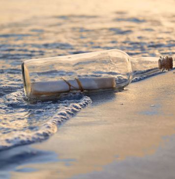 Μηνυμα μέσα σε μπουκάλι σε ακτή