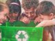 Παιδια κοιτάζουν μέσα σε κάδο ανακύκλωσης για πλαστικά μπουκάλια