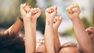 Υψωμένα χέρια σε γροθιές σε συγκέντρωση διαμαρτυρίας