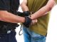 Συλληψη νεαρού κλέφτη απο αστυνομικό που του φορά χειροπέδες