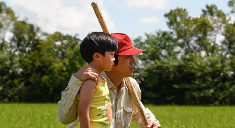 απο την ταινία Minari (2020) πατέρας και γιος σε γρασιδι στην εξοχη
