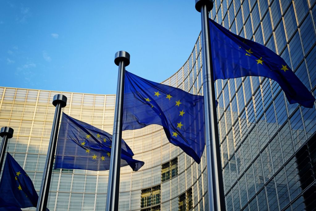 Σημαίες Ευρωπαϊκής Ένωσης, μπροστά στην Ευρωπαϊκή Επιτροπή