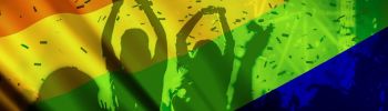 Σιλουέτες πίσω από τη σημαία του Europride