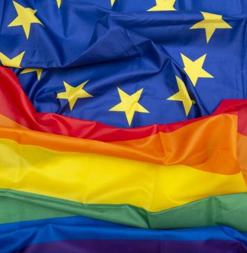 Οι σημαιες της ΕΕ και της ΛΟΑΤΚΙ κοινότητας