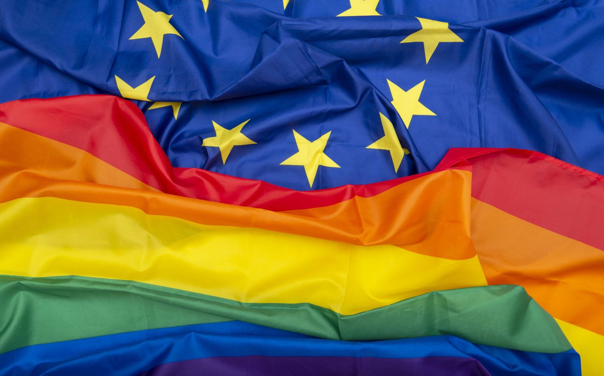 Οι σημαιες της ΕΕ και της ΛΟΑΤΚΙ κοινότητας