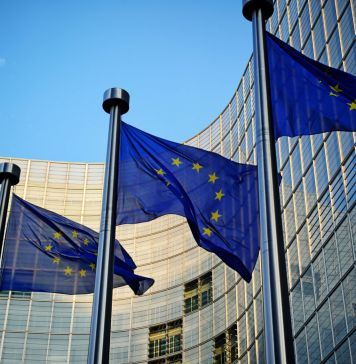 Σημαίες Ευρωπαϊκής Ένωσης, μπροστά στην Ευρωπαϊκή Επιτροπή