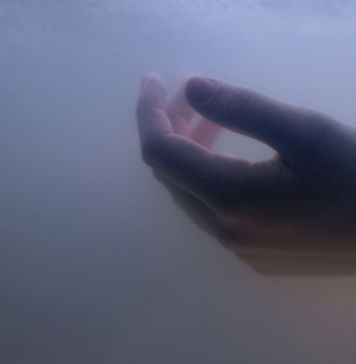 χερι πνιγμενου μέσα στο νερό
