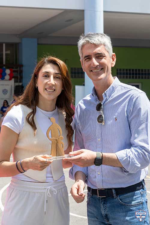 Ο Γενικός Διευθυντής του Κολεγίου «ΔΕΛΑΣΑΛ», κ. Ιωάννης Παπαδόπουλος βραβεύει την Χρυσή Πρωταθλήτρια Πανευρωπαϊκού Πρωταθλήματος TAEKWON - DO ITF 2024, κ. Μαριάνθη Στεφανίδου