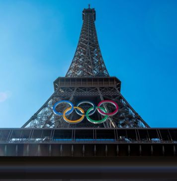 Ο πύργος του Άιφελ με το σήμα των Ολυμπιακών αγώνων