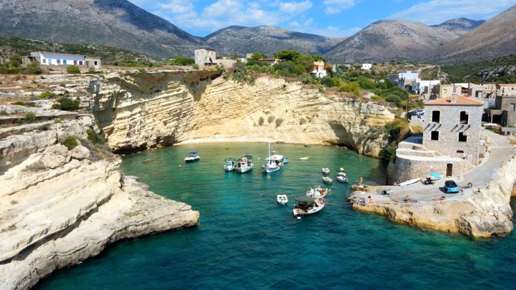 Μέζαπος, το γραφικό ψαροχώρι στην Λακωνική Μάνη