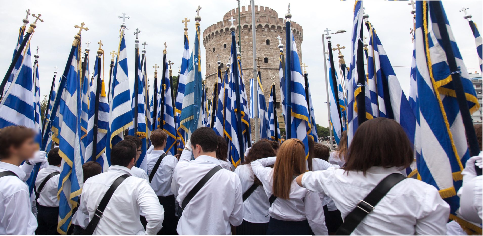 Μαθητική παρέλαση στη Θεσσαλονίκη μπροστά στον Λευκό Πύργο