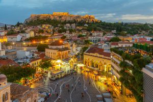 Αθήνα τη νύχτα, όπως τη βλέπουμε απο μια ταράτσα στο Μοναστηράκι