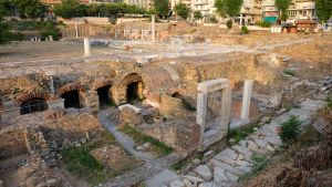 Πανοραμική άποψη των ερειπίων της Ρωμαϊκής Αγοράς Θεσσαλονίκης με τις καμάρες, τις κολώνες και την πόλη στο βάθος