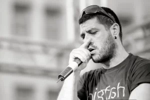 Ο Παύλος Φύσσα με το μικρόφωνο στο χέρι τραγουδά