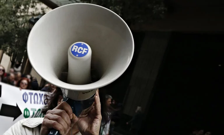 Τηλεβόας απο αυτούς που χρησιμοποιούν συνήθως σε πορείες συγκεντρώσεις